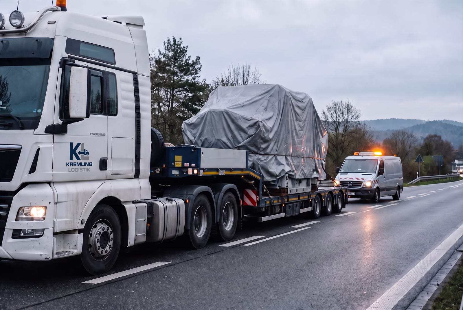 Schwertransport mit Begleitfahrzeug